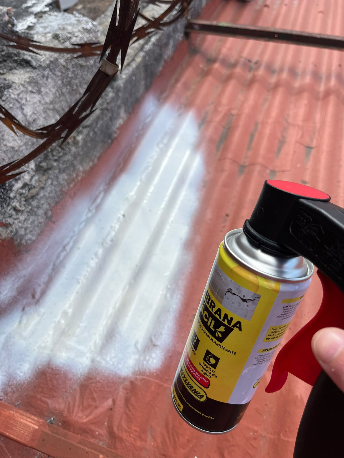 Aplicando membrana liquida en un techo de chapa con la pistola para spray