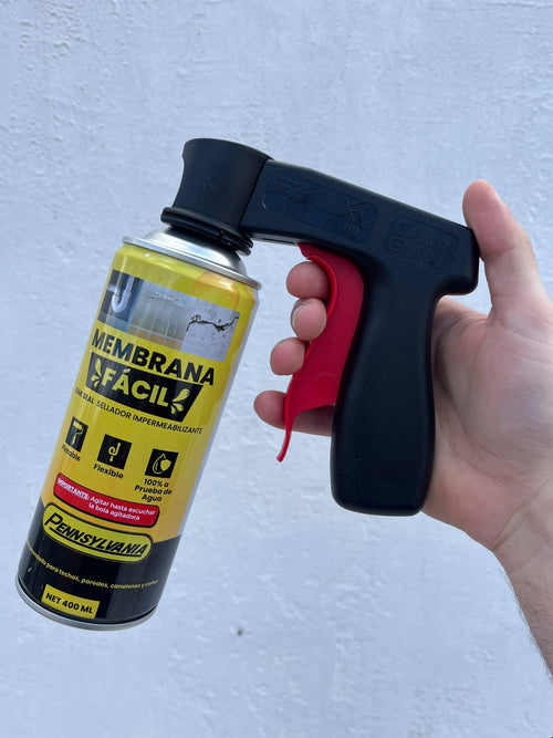 Gatillo CanGun1 en la mano, colocado sobre un aerosol de membrana liquida